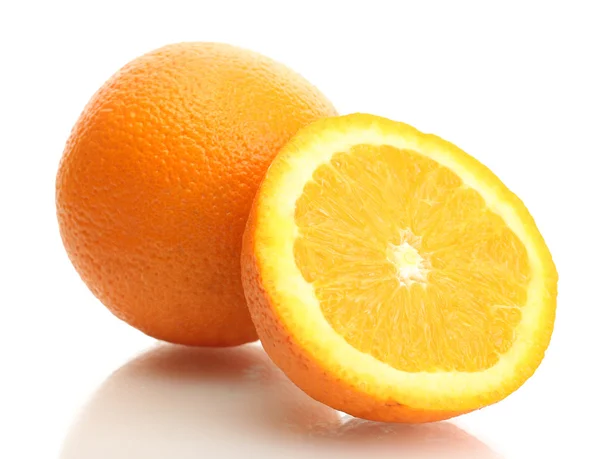 Saftige Orange und halb isoliert auf weiß — Stockfoto