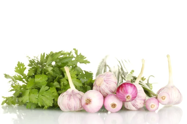 Genç soğan, sarımsak ve beyaz arka plan yakın çekim yeşilliklerle — Stok fotoğraf