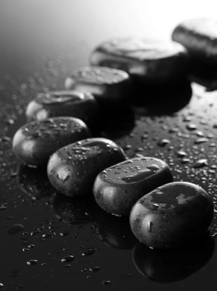 Pietre Spa con gocce su sfondo grigio — Foto Stock