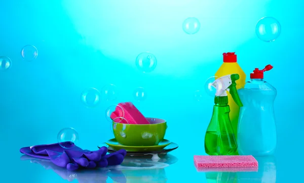 Миття посуду. Чистка продуктів на яскраво-синьому фоні — стокове фото