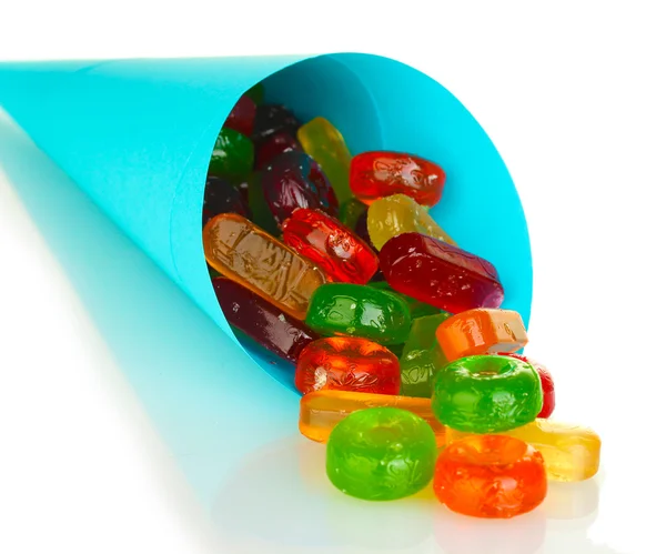 Смачні барвисті цукерки в яскравій сумці на білому тлі крупним планом — стокове фото