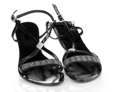siyah üzerine beyaz izole sandalet