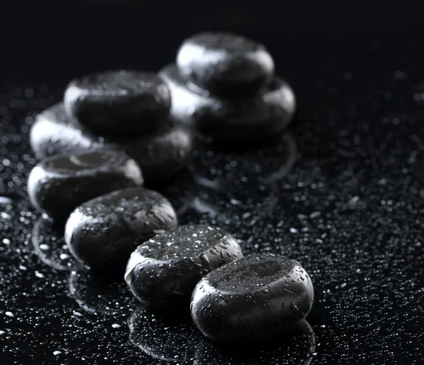 Spa kamienie krople na czarnym tle — Zdjęcie stockowe