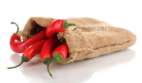 Pimentas quentes vermelhas no saco isoladas em branco — Fotografia de Stock
