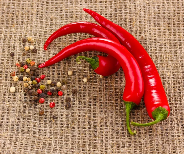 Pimentas vermelhas de pimenta quente em pano de saco — Fotografia de Stock