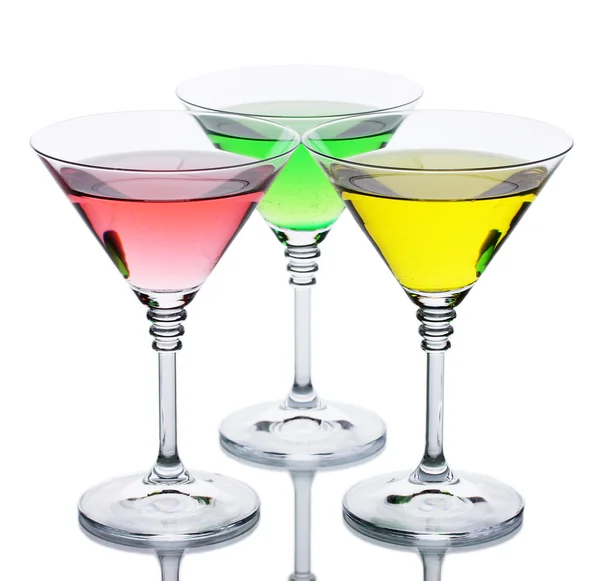 Alcoholhoudende cocktails op tabel geïsoleerd op wit — Stockfoto