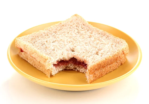 Sandwich mordu avec confiture sur plaque isolée sur blanc — Photo