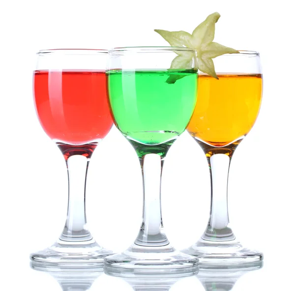 Valkoisella eristetyt alkoholipitoiset cocktailit — kuvapankkivalokuva