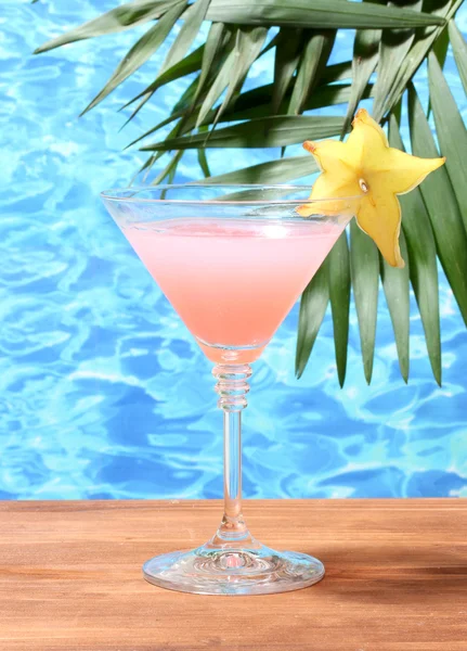 Glass of cocktail on blue sea background — Stock Photo, Image