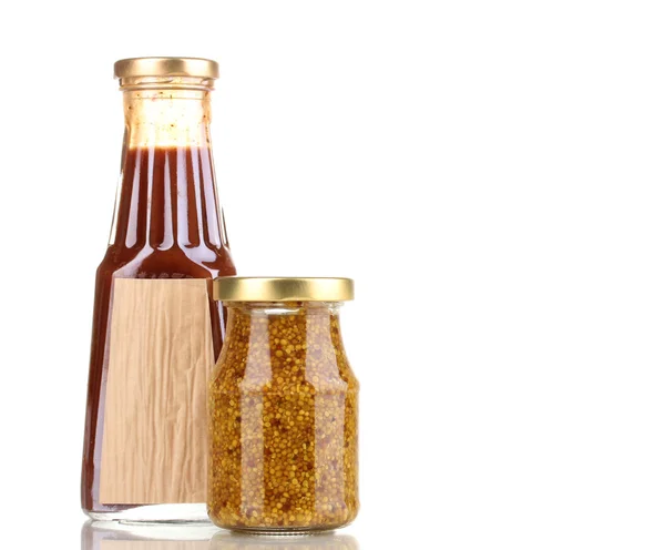 Tomatensaus en mosterd in glazen flessen geïsoleerd op wit — Stockfoto