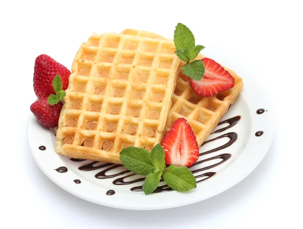 Belçika waffle çilek ve nane plaka üzerinde beyaz izole — Stok fotoğraf