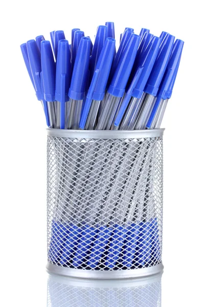 Stylos bleus dans une tasse en métal isolé sur blanc — Photo