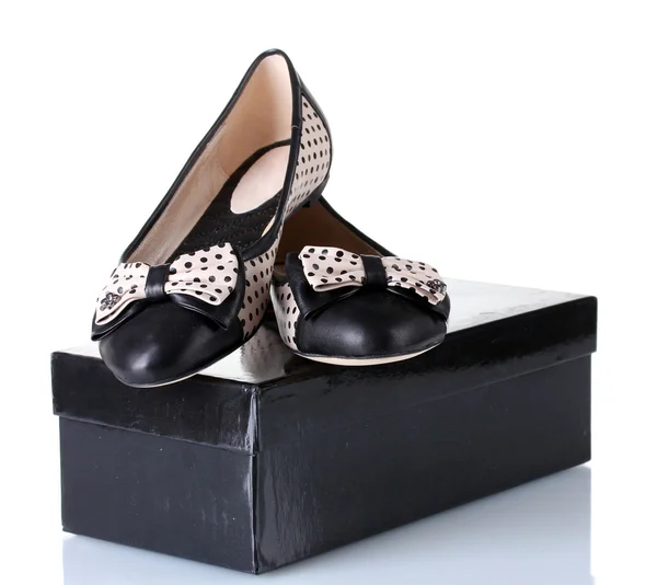 Sapatos de balé lisos femininos modelados com bolinhas pretas com uma caixa isolada em branco — Fotografia de Stock