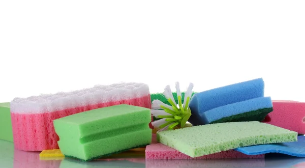 Muchas esponjas coloridas y cepillos para tareas domésticas aisladas en blanco — Foto de Stock