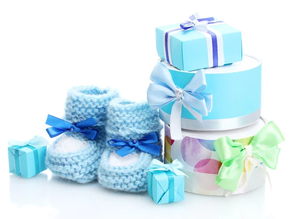 Prachtige cadeaus en baby's bootees geïsoleerd op wit — Stockfoto