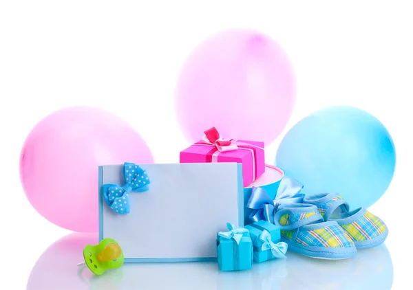 Prachtige geschenken, baby's bootees, lege briefkaart, pop en ballonnen geïsoleerd op wit — Stockfoto