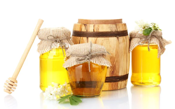 Söt honung i fat och burkar med akacia blommor isolerad på vit — Stockfoto