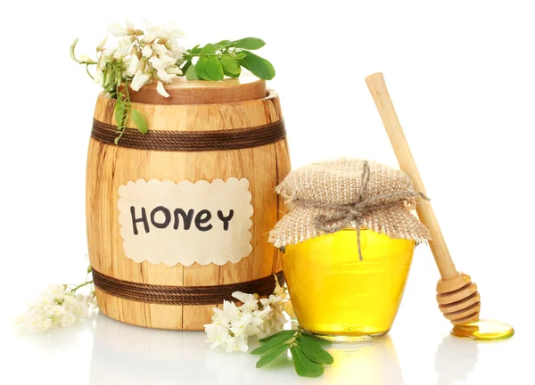 Dolce miele in botte e vaso con fiori di acacia isolati su bianco — Foto Stock