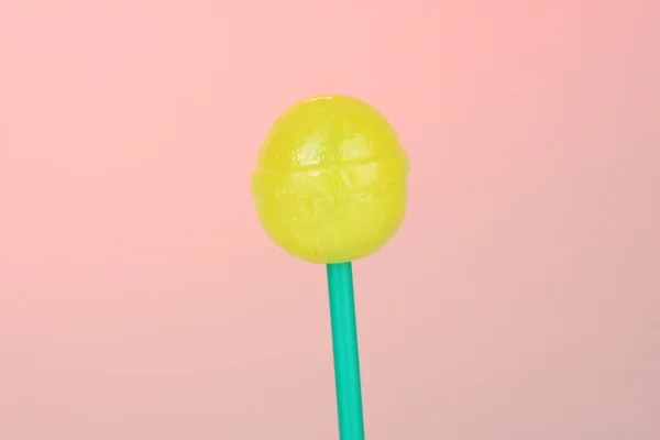 Sweet and tasty lollipop on pink background close-up — Stock Photo, Image