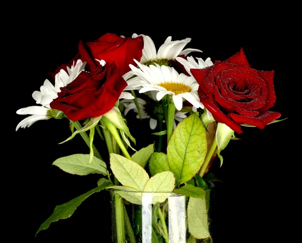 Wazon bukiet róże i Stokrotki na czarnym tle z bliska — Zdjęcie stockowe