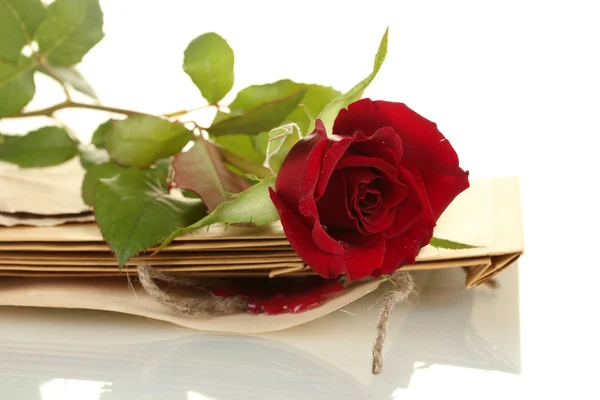 Η παλιά περγαμηνές και τα γράμματα με ένα τριαντάφυλλο σε ένα κοντινό πλάνο λευκό φόντο — Φωτογραφία Αρχείου