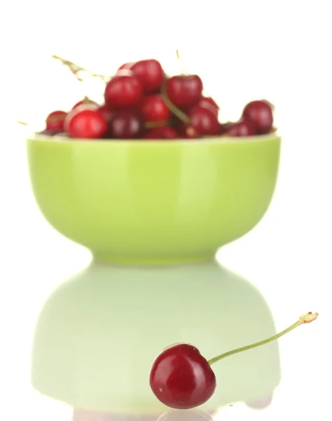 Körsbär i grön skål på vit bakgrund närbild — Stockfoto
