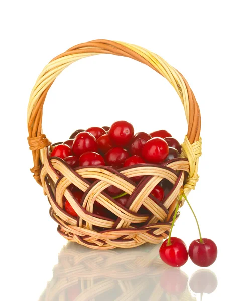 Cherry v košíku izolovaných na bílém — Stock fotografie