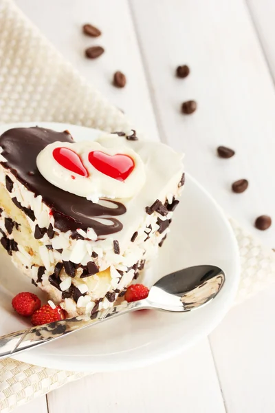 Pastel dulce con chocolate en el plato y taza de café en la mesa de madera —  Fotos de Stock