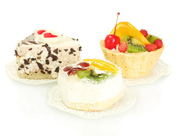 Сладкие пирожные с фруктами и шоколадом изолированы на белом — стоковое фото