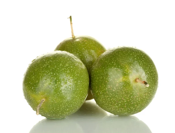 Tři zelené passion ovoce izolované na bílém — Stock fotografie