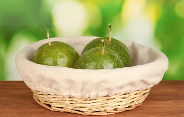 Зелений фрукт пристрасті на зеленому фоні — стокове фото