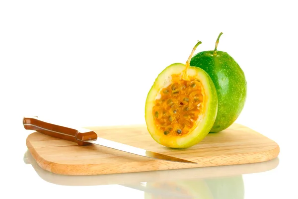 Frutto della passione verde isolato su sfondo bianco primo piano — Foto Stock