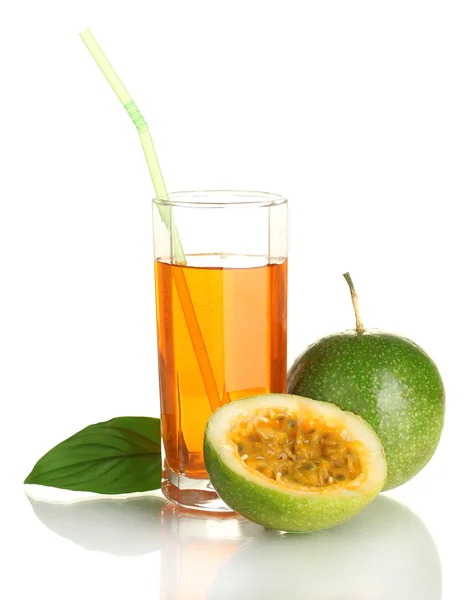 Zielony owoc pasja z świeży sok na białym tle na białe tło zbliżenie — Zdjęcie stockowe