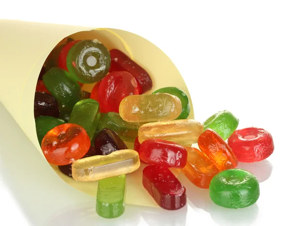 Smakelijke kleurrijke snoepjes in heldere tas op witte achtergrond close-up — Stockfoto