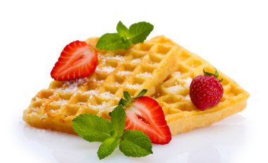 çilek ve üzerinde beyaz izole nane ile Belçika waffle