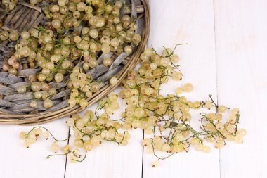 hasır mat ahşap zemin üzerinde beyaz kuş üzümü