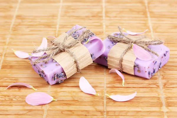 Käsintehdyt laventeli saippuat puinen matto — kuvapankkivalokuva