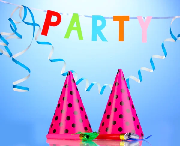 Party-Artikel auf blauem Hintergrund — Stockfoto