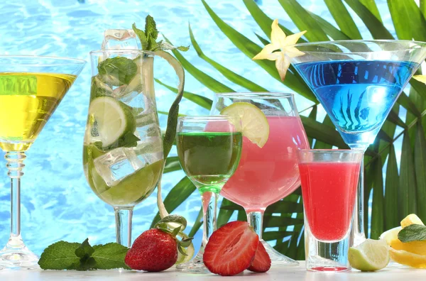 Glasses cocktails on table on blue sea background — Stock Photo, Image