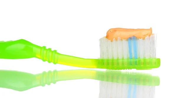 Tandenborstel met plakken geïsoleerd op wit — Stockfoto
