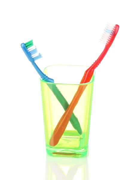 Zahnbürsten im Glas isoliert auf weiß — Stockfoto