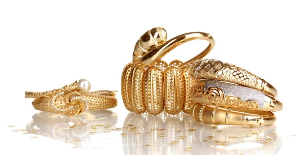 Elegante und modische goldene Armbänder auf weißem Hintergrund — Stockfoto