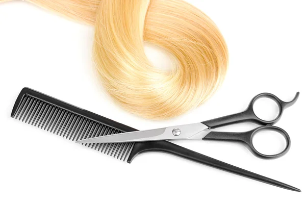 Glänzend blondes Haar mit Haarschneideschere und Kamm isoliert auf weiß — Stockfoto