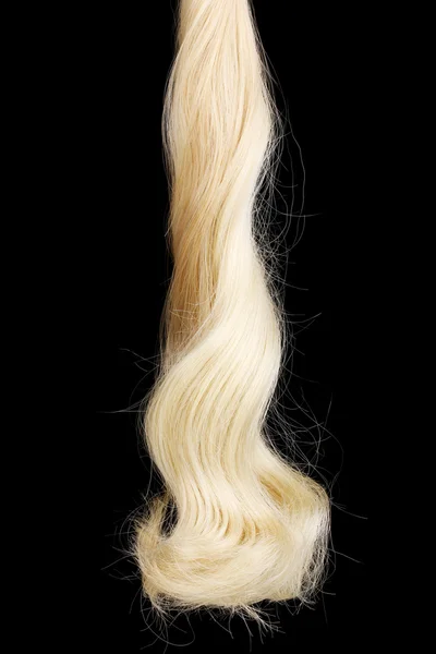 Кудрявые светлые волосы, выделенные на черном — стоковое фото