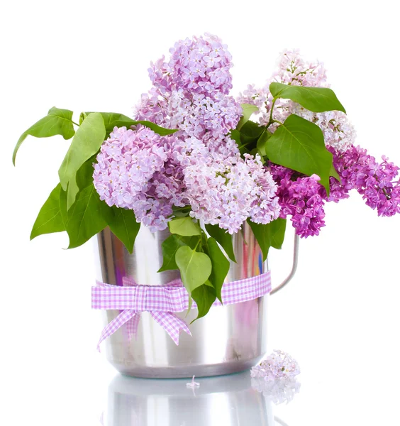Hermosas flores lila en cubo de metal aislado en blanco — Foto de Stock