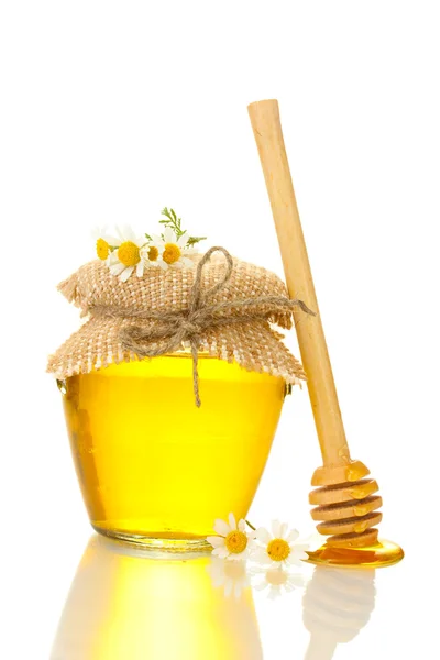 Солодкий мед в банці і ромашкові квіти ізольовані на білому — стокове фото