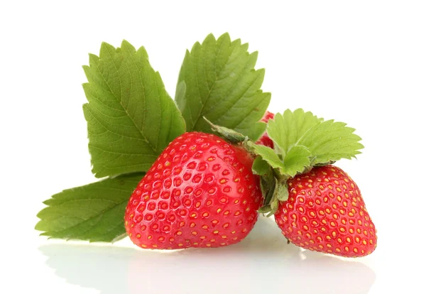 Söt mogna jordgubbar med blad isolerad på vit — Stockfoto