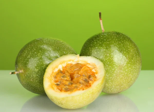 Grüne Passionsfrucht auf grünem Hintergrund Nahaufnahme — Stockfoto