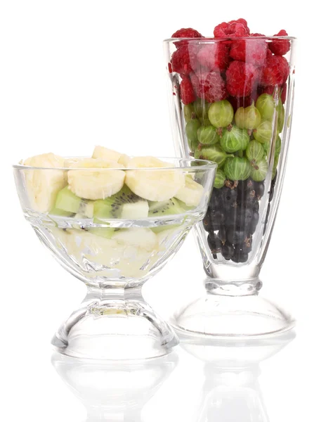 Frutti misti e bacche in bicchieri isolati su bianco — Foto Stock