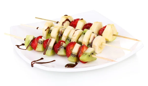 Frutos mezclados y bayas en pinchos con chocolate aislado en blanco — Foto de Stock